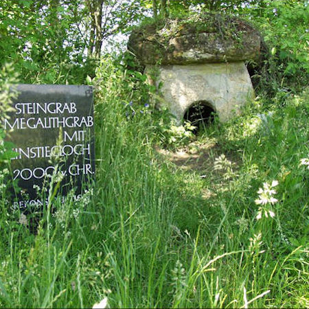 Dolmen und Menhir